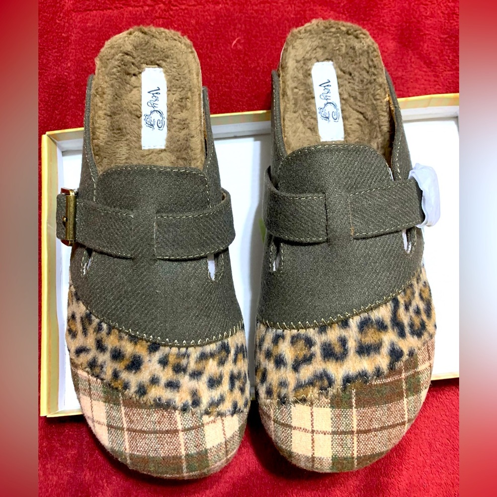 Very G clogs/mules Size 9